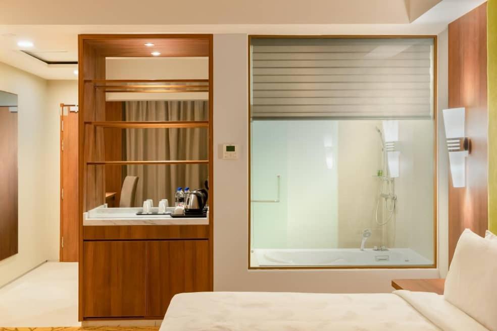 Zenith Hotel Cameron 타나라타 외부 사진 A room with a wet bathroom