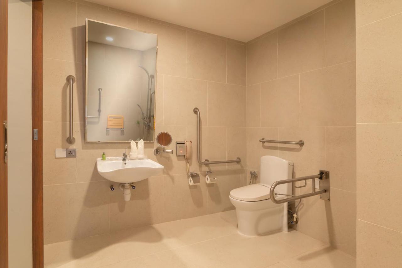 Zenith Hotel Cameron 타나라타 외부 사진 Disabled toilet with disabled shower